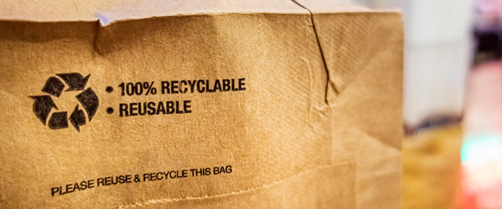 Das Bild zeigt einen Karton mit Recyclinglogo.
